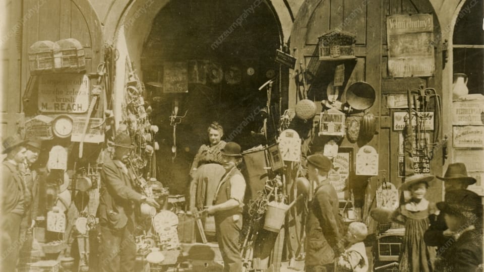 Tienda del señor Mojžíš Reach en el antiguo barrio judío de Praga | Foto: postal de Z. Reach, Prague City Museum Tienda del señor Mojžíš Reach en el antiguo barrio judío de Praga | Foto: postal de Z. Reach, Prague City Museum