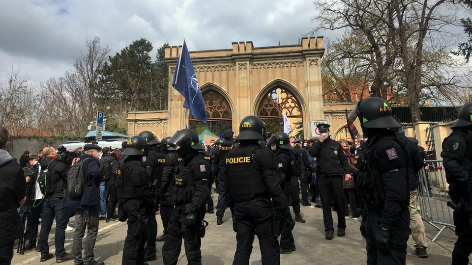 La causa de Vrbětice, la manifestación frente a la embajada rusa | Foto: Kateřina Ayzpurvit, Radio Prague International La causa de Vrbětice, la manifestación frente a la embajada rusa | Foto: Kateřina Ayzpurvit, Radio Prague International