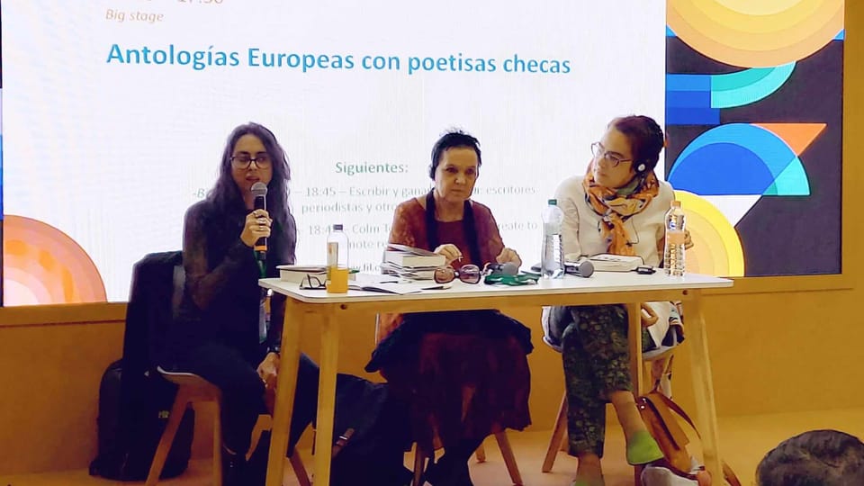 La escritora y traductora Elena Buixaderas y las poetisas Sylva Fischerová y Jitka Bret Srbová | Foto: Daniel Ordóñez, Radio Prague International La escritora y traductora Elena Buixaderas y las poetisas Sylva Fischerová y Jitka Bret Srbová | Foto: Daniel Ordóñez, Radio Prague International