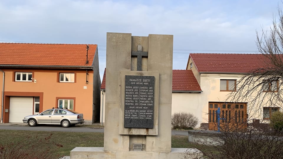 El primer proyecto de Bohuslav Fuchs en su natal aldea de Všechovice fue un monumento a las víctimas de la Primera Guerra Mundial. | Foto: Jana Zemková, Český rozhlas El primer proyecto de Bohuslav Fuchs en su natal aldea de Všechovice fue un monumento a las víctimas de la Primera Guerra Mundial. | Foto: Jana Zemková, Český rozhlas