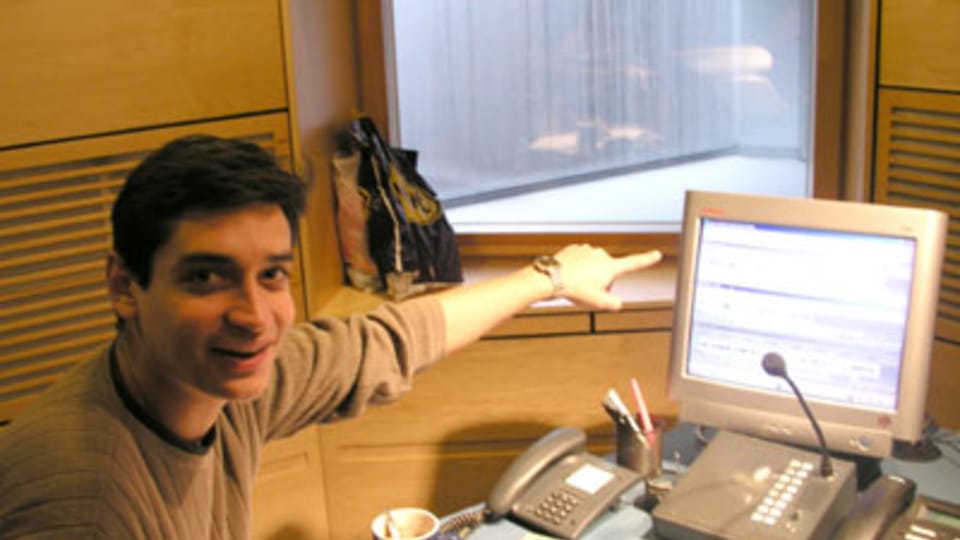 Carlos verifica la frecuencia para enlazar con el espacio Carlos verifica la frecuencia para enlazar con el espacio