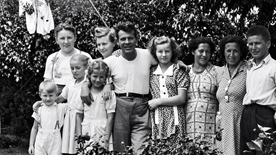 Su abuelo Juan Cech (camiseta blanca), su abuela Emilia Viloganová (con vestido a lunares), su tía Ana, su mamá María (niña con trencitas) en la casa familiar de Buenos Aires, año 1938 | Foto: archivo personal Su abuelo Juan Cech (camiseta blanca), su abuela Emilia Viloganová (con vestido a lunares), su tía Ana, su mamá María (niña con trencitas) en la casa familiar de Buenos Aires, año 1938 | Foto: archivo personal