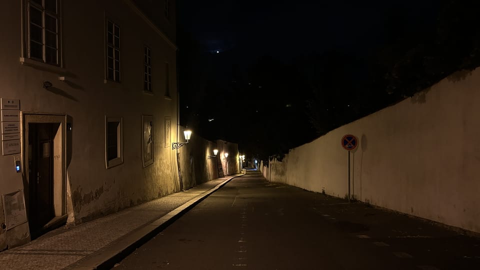 Calle Apolinářská de noche | Foto: Juan Pablo Bertazza, Radio Prague International Calle Apolinářská de noche | Foto: Juan Pablo Bertazza, Radio Prague International
