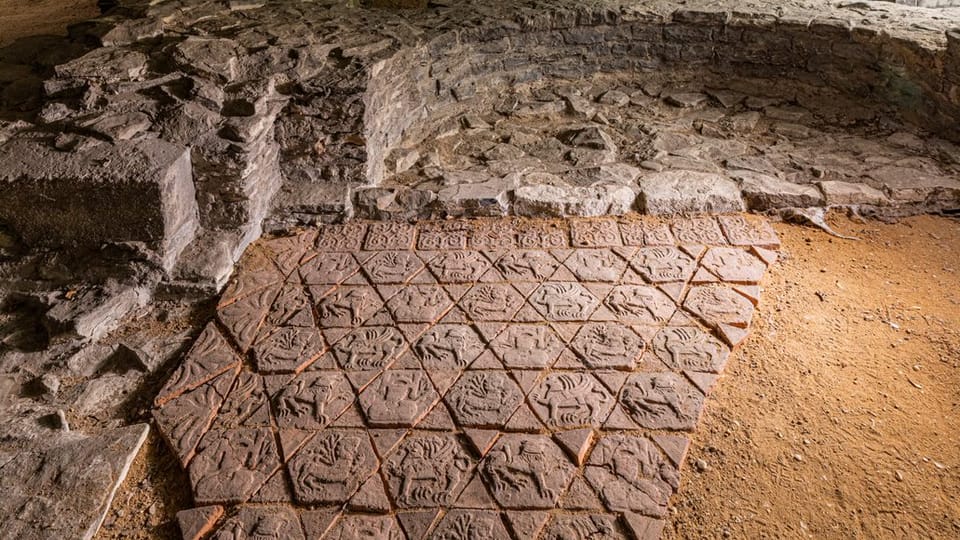 Suelo de baldosas quemadas de la basílica románica de San Lorenzo | Foto: ARÚ AV ČR Suelo de baldosas quemadas de la basílica románica de San Lorenzo | Foto: ARÚ AV ČR