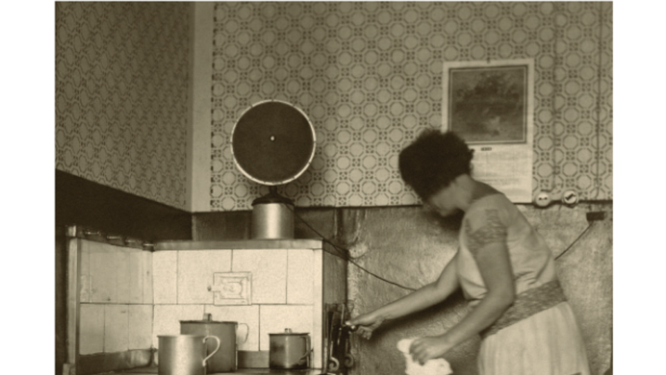 Una mujer escucha la radio en la cocina junto a la estufa. | Foto: APF Český rozhlas Una mujer escucha la radio en la cocina junto a la estufa. | Foto: APF Český rozhlas