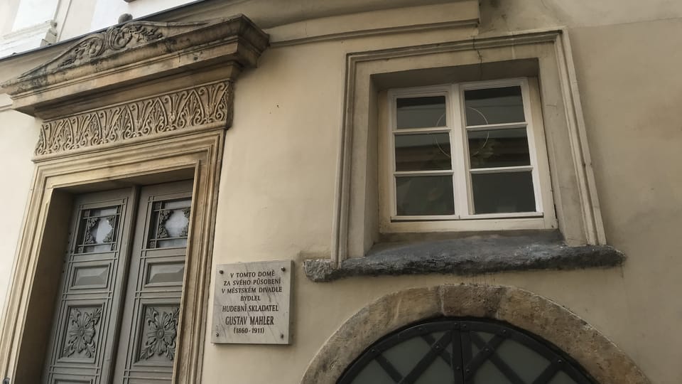 La placa en el frente de la casa que recuerda la estadía del músico Gustav Mahler | Foto: Juan Pablo Bertazza, Radio Prague International La placa en el frente de la casa que recuerda la estadía del músico Gustav Mahler | Foto: Juan Pablo Bertazza, Radio Prague International