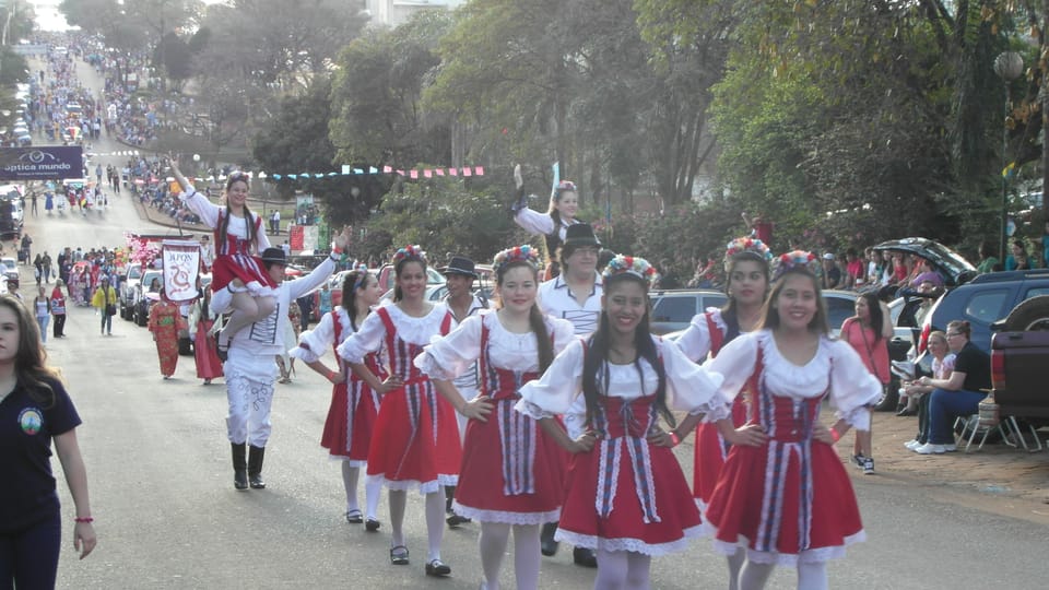 Desfile de la colectividad checa, foto: Lenka Rašková Desfile de la colectividad checa, foto: Lenka Rašková
