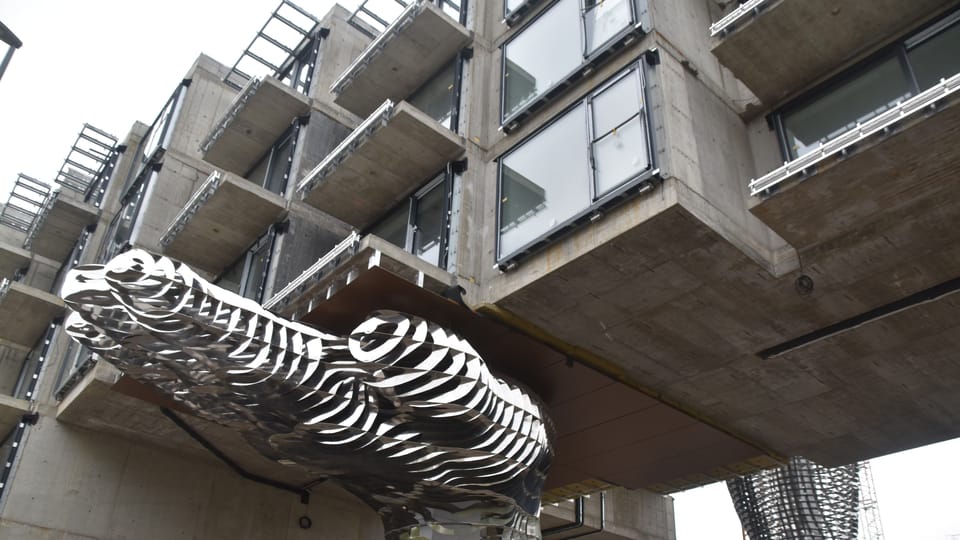 Una mano también sostiene parte del edificio de Karlín | Foto: Juan Pablo Bertazza, Radio Prague International Una mano también sostiene parte del edificio de Karlín | Foto: Juan Pablo Bertazza, Radio Prague International