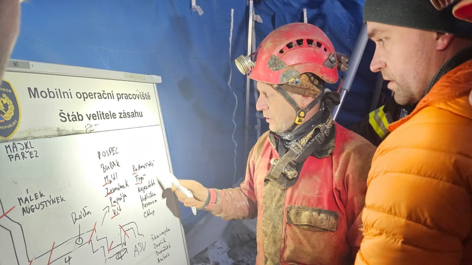 Los rescatistas prepararon literalmente cada tramo para saber cómo iba a subir. | Foto: HZS ČR Los rescatistas prepararon literalmente cada tramo para saber cómo iba a subir. | Foto: HZS ČR