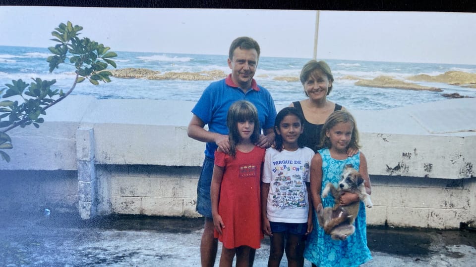 Con sus padres,  su hermana Tereza y su amiga Emily en el patio de la casa donde vivían en Limón | Foto: archivo personal de Kateřina Sýkorová