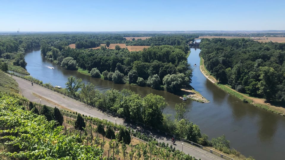 La confluencia del Elba y el Moldava,  en la foto de la extrema izquierda,  y la confluencia del Elba y el canal Vraňany-Hořín  (a la derecha),  foto: Ivana Vonderková