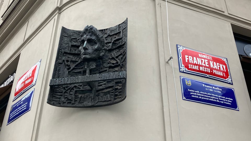 Monumento a Franz Kafka en su casa natal | Foto: Martina Kutková, Radio Prague International Monumento a Franz Kafka en su casa natal | Foto: Martina Kutková, Radio Prague International