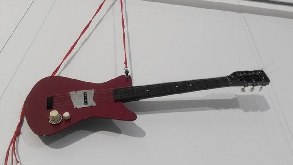 Una guitarra eléctrica de fabricación casera,  foto: Dominika Bernáthová