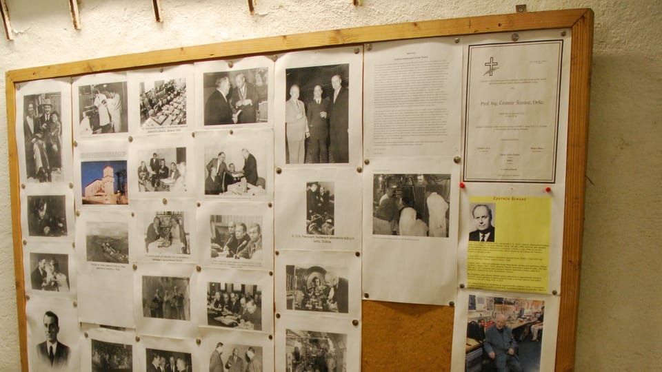Placa en honor a Čestmír Šimáně en el laboratorio Mikrotron | Foto: archivo personal de Zane Perkone Placa en honor a Čestmír Šimáně en el laboratorio Mikrotron | Foto: archivo personal de Zane Perkone