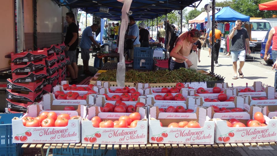En el mercado de pulgas también se venden frutas y verduras | Foto: Juan Pablo Bertazza, Radio Prague International En el mercado de pulgas también se venden frutas y verduras | Foto: Juan Pablo Bertazza, Radio Prague International