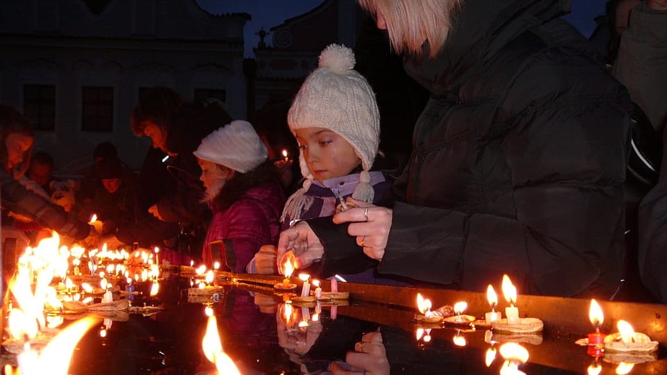 Cáscaras de nuez con vela encendida,  una hermosa tradición checa | Foto: Agencia Dobrý den