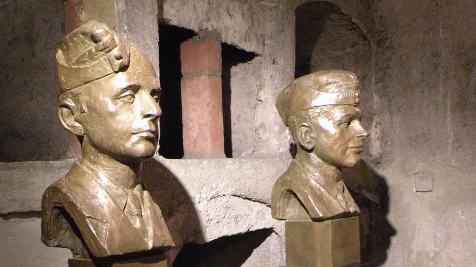 Los bustos de Jozef Gabčik y Jan Kubiš en la iglesia a de san Cirilio y san Metodio | Foto: Barbora Němcová, Radio Prague International Los bustos de Jozef Gabčik y Jan Kubiš en la iglesia a de san Cirilio y san Metodio | Foto: Barbora Němcová, Radio Prague International
