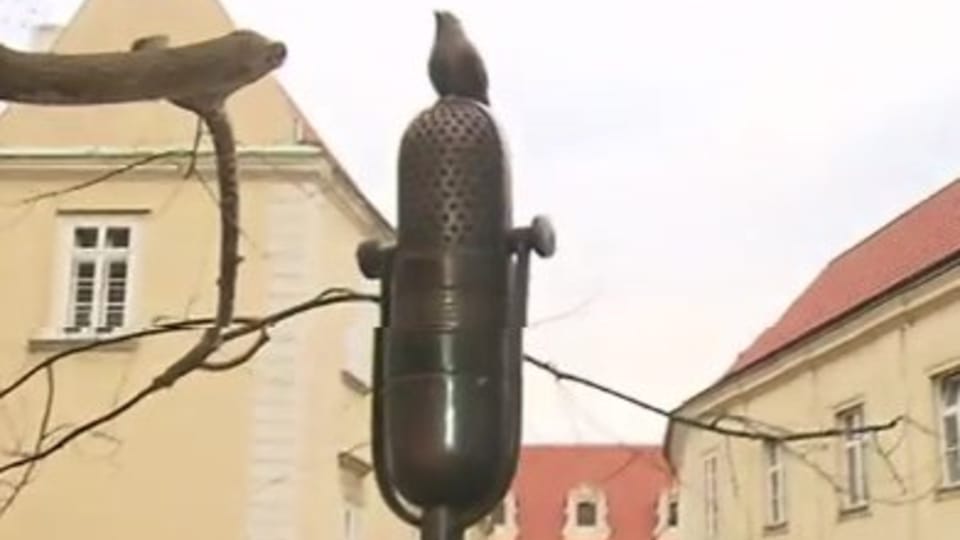 Una alondra sobre un micrófono simboliza la resistencia contra el comunismo,  foto: ČT