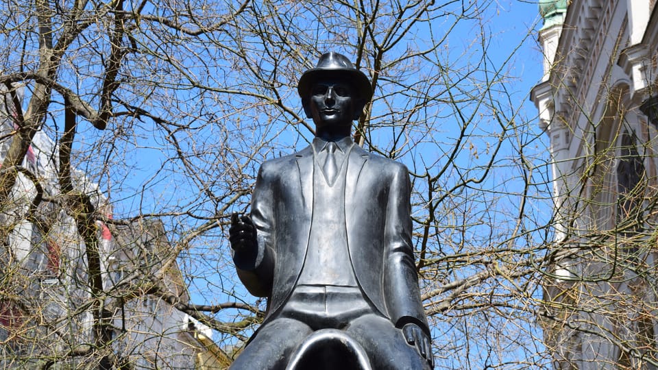 La estatua de Franz Kafka creada por Jaroslav Róna, foto: Jekatěrina Staševska La estatua de Franz Kafka creada por Jaroslav Róna, foto: Jekatěrina Staševska