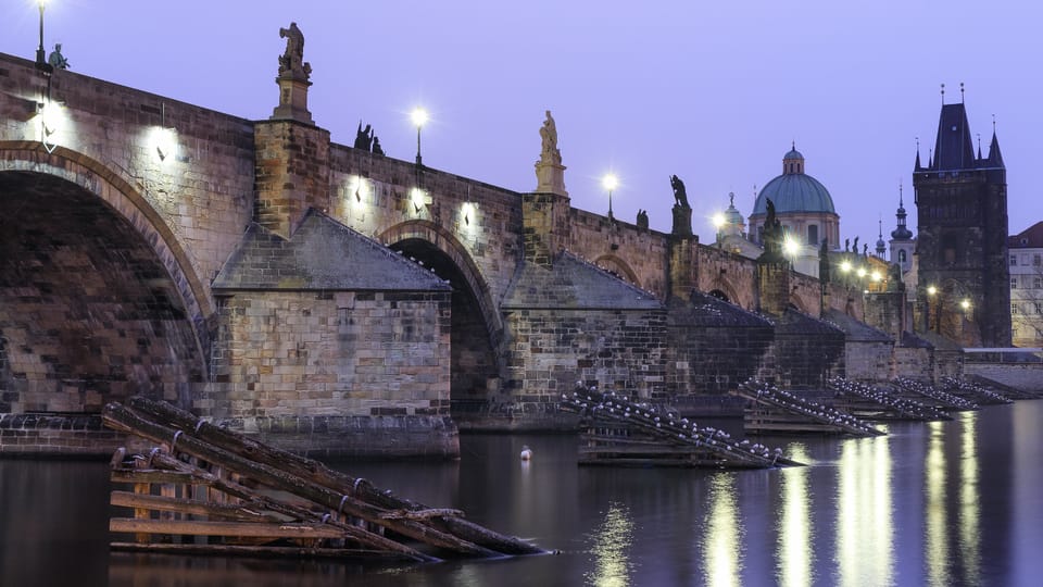 Puente de Carlos por la noche, foto: Karel Macalik, Flickr, CC BY 2.0 Puente de Carlos por la noche, foto: Karel Macalik, Flickr, CC BY 2.0
