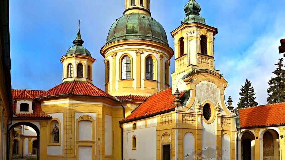 Zona de peregrinación con la iglesia de Nuestra Señora de la Victoria de Bílá Hora,  en Praga,  foto: VitVit,  CC BY-SA 4.0