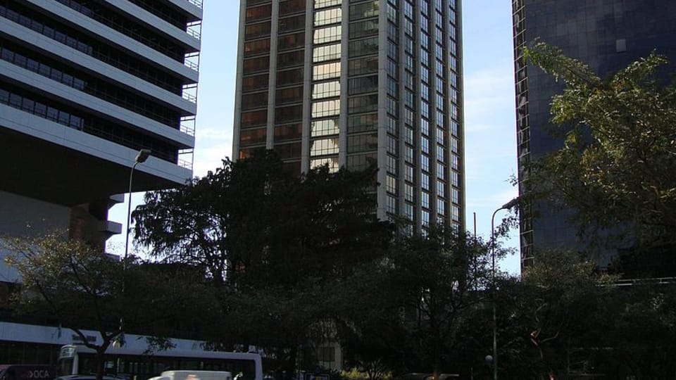 La Torre Madero, uno de los edificios del conjunto Catalinas Norte del barrio de Retiro, en Buenos Aires, Argentina, fuente: Elsapucai / public domain La Torre Madero, uno de los edificios del conjunto Catalinas Norte del barrio de Retiro, en Buenos Aires, Argentina, fuente: Elsapucai / public domain
