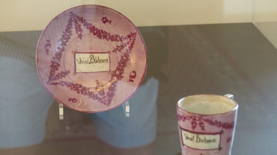 La taza „Vivat Böhmen“ de 1794 | Foto: Klára Stejskalová, Radio Prague International La taza „Vivat Böhmen“ de 1794 | Foto: Klára Stejskalová, Radio Prague International