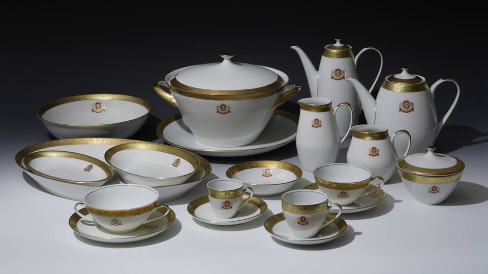 Selección de utensilios de vajilla del presidente Antonín Novotný, después del año 1966, foto: © Colección del Castillo de Praga, Jan Gloc Selección de utensilios de vajilla del presidente Antonín Novotný, después del año 1966, foto: © Colección del Castillo de Praga, Jan Gloc