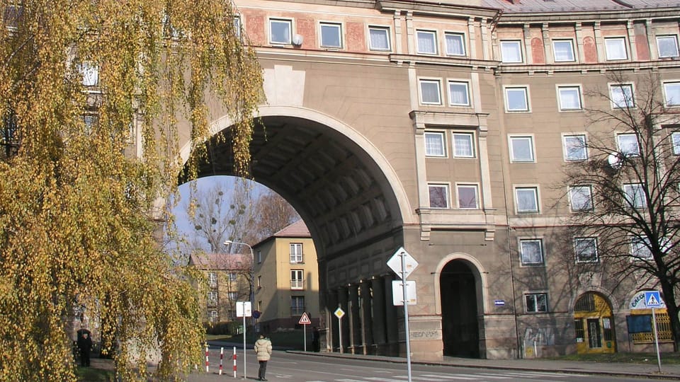 Una de las dominantes de Poruba es un complejo urbanístico en forma de medio arco monumental,  foto: autora