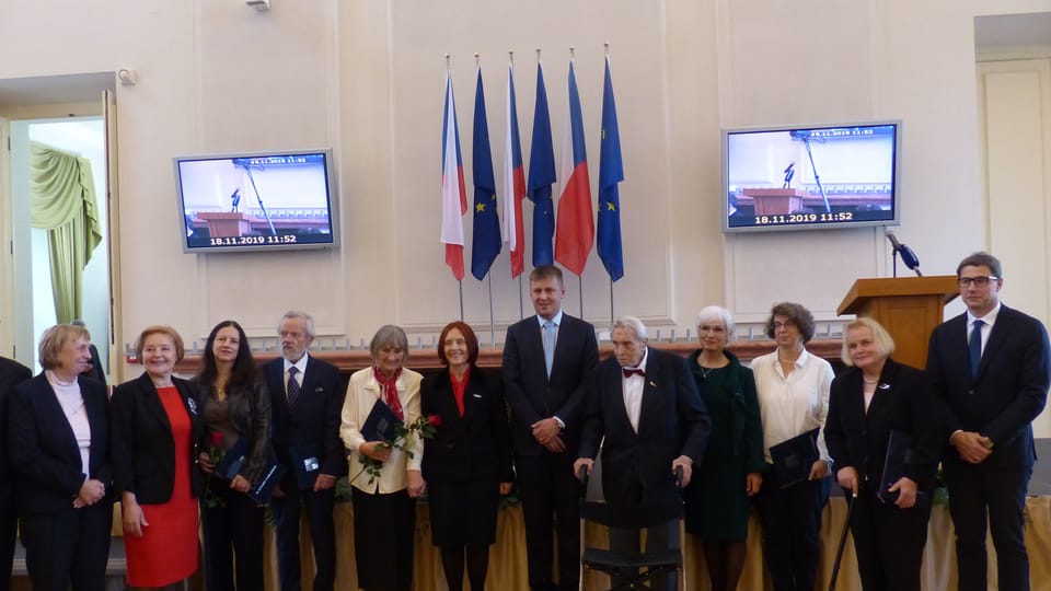 Doce diplomáticos galadronados por el ministro de RR.EE. de la RCh , foto: Klára Stejskalová Doce diplomáticos galadronados por el ministro de RR.EE. de la RCh , foto: Klára Stejskalová