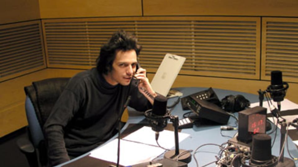 Roman logra comunicarse con Freddy, dislocado en Marte Roman logra comunicarse con Freddy, dislocado en Marte