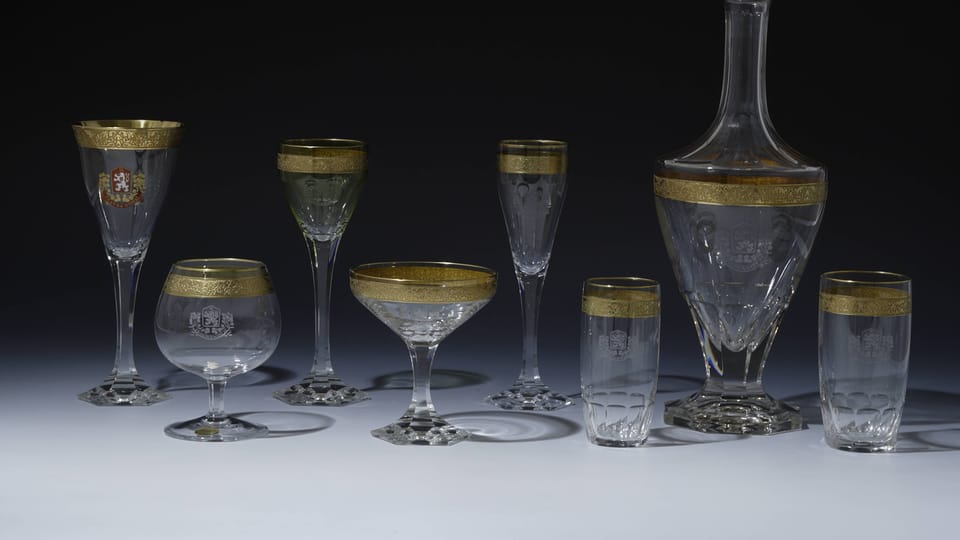 Piezas de cristal grabadas con símbolos de Eslovaquia y una cinta dorada de los años 1919-1920, foto: © Colección del Castillo de Praga, Jan Gloc Piezas de cristal grabadas con símbolos de Eslovaquia y una cinta dorada de los años 1919-1920, foto: © Colección del Castillo de Praga, Jan Gloc