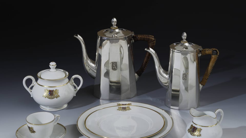 Selección de utensilios de vajilla con pequeños símbolos estatales, 1919, foto: © Colección del Castillo de Praga, Jan Gloc Selección de utensilios de vajilla con pequeños símbolos estatales, 1919, foto: © Colección del Castillo de Praga, Jan Gloc