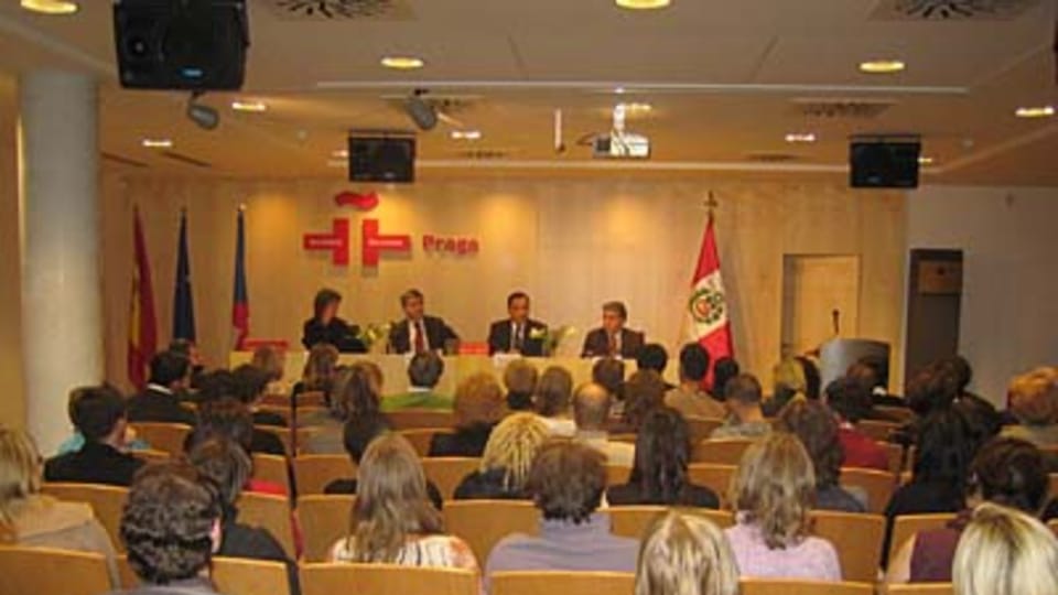 Vista general de la presentacion del libro Travesuras de la Niňa Mala. Vista general de la presentacion del libro Travesuras de la Niňa Mala.