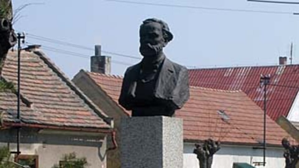 Monumento de Antonín Dvořák en Zlonice | Foto: Martina Schneibergová, Radio Prague International Monumento de Antonín Dvořák en Zlonice | Foto: Martina Schneibergová, Radio Prague International