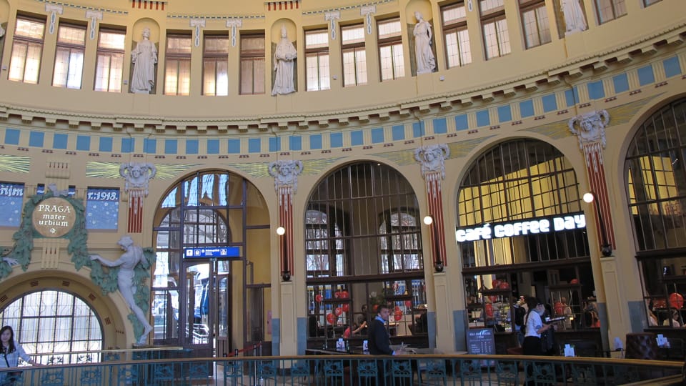 La cafetería de Fanta, en el edificio histórico de la Estación Central de Praga, foto: Anton Kаjmakov La cafetería de Fanta, en el edificio histórico de la Estación Central de Praga, foto: Anton Kаjmakov