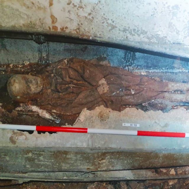 Hallazgo de una momia en la tumba de la familia Hendrich en Skalná | Foto: Andrea Strohmaierová, Český rozhlas