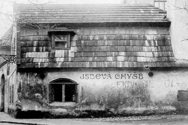 Taberna de la cabaña envenenada vista desde la orientación oeste,  negativo de autor desconocido,  año 1912 | Foto repro: Pražské příběhy