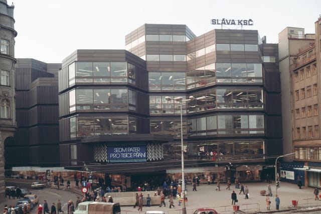 El 10 de febrero de 1975,  el centro comercial Kotva,  ubicado en la Plaza de la República,  en Praga,  recibió a sus primeros clientes. | Foto: Pavel Khol,  ČTK