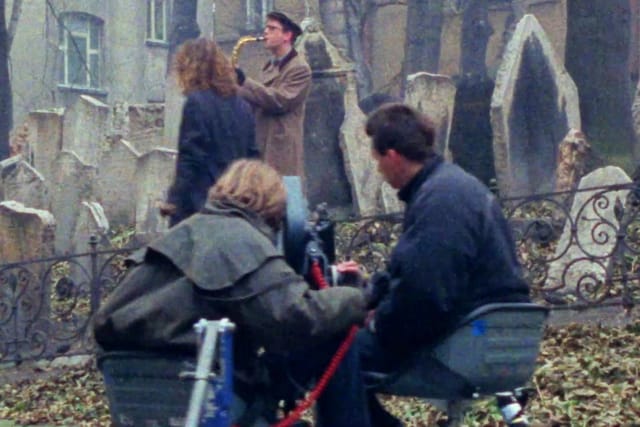 La grúa de filmación en la escena del Antiguo Cementerio Judío Material extra película Mystify | Foto: Mystify / YouTube