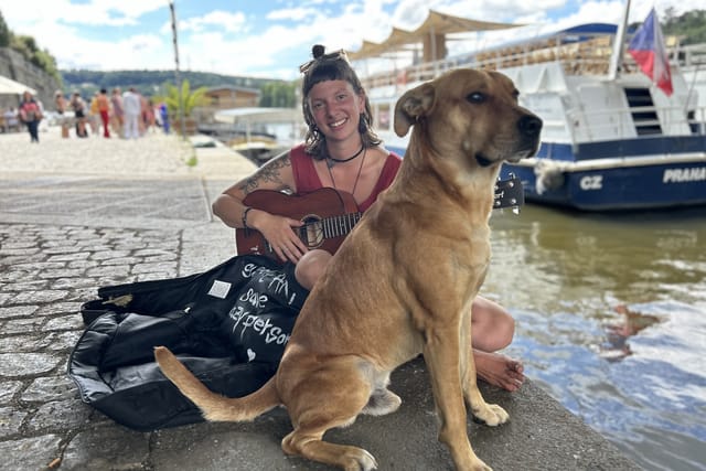 Anna Toulka y su inseparable perro Willow | Foto: Juan Pablo Bertazza,  Radio Prague International