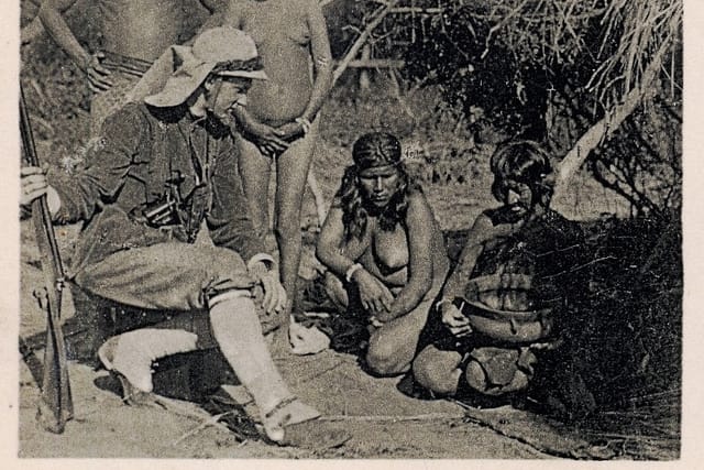 Alberto Vojtěch Frič con los indios de la tribu Toba en la América del sur | Foto: Josefnovak33,  Flickr,  CC BY-NC-SA 2.0