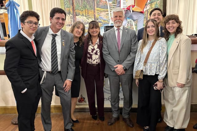 El vicepresidente de Český dům,  Francisco Arturo Křivánek y su familia junto a Petr Pavel  | Foto:  Český dům Buenos Aires