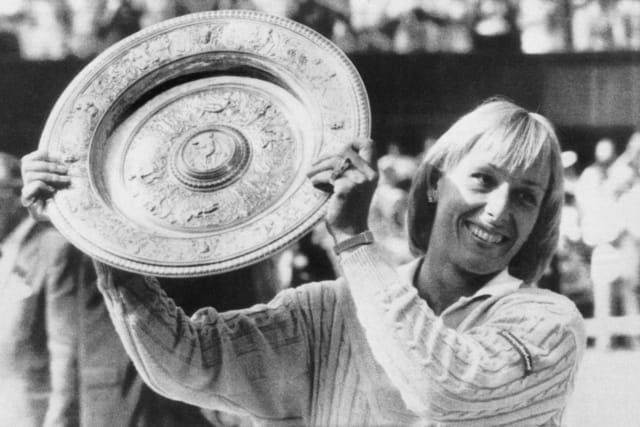 Martina Navratilova,  ganadora del Campeonato Internacional de Tenis de Wimbledon  (Inglaterra) en 1984,  con el trofeo. | Foto: ČTK