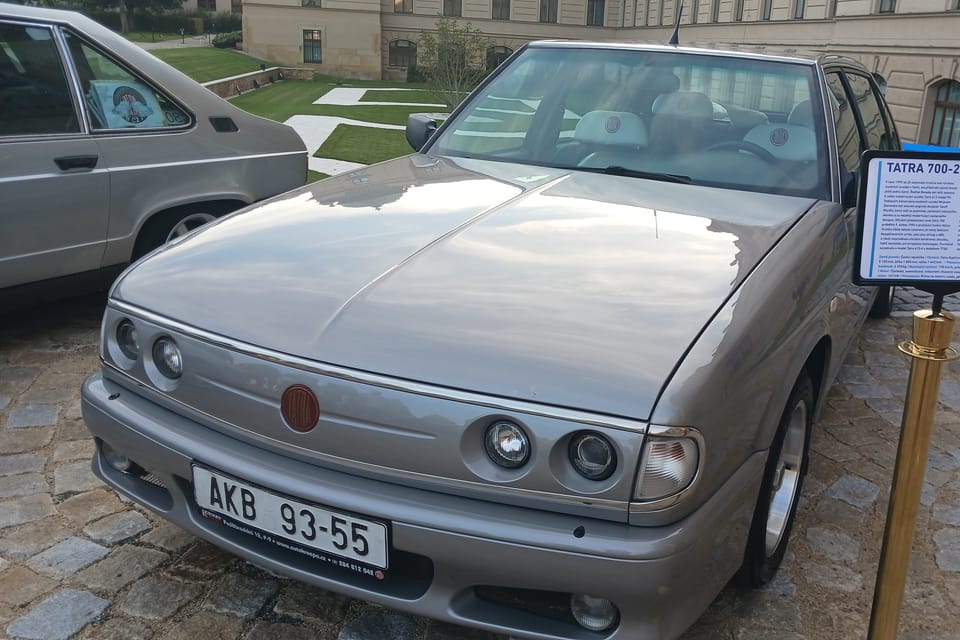 Tatra 700-2, el coche favorito del primer ministro Milos Zeman (con cenicero extra) | Foto: Lenka Žižková, Radio Prague International Tatra 700-2, el coche favorito del primer ministro Milos Zeman (con cenicero extra) | Foto: Lenka Žižková, Radio Prague International