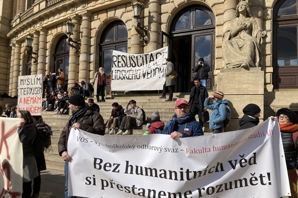 Comienzo de la manifestación enfrente de la Facultad de Filosofía y Letras de la Universidad Carolina en Praga | Foto: Martina Kutková,  Radio Prague International