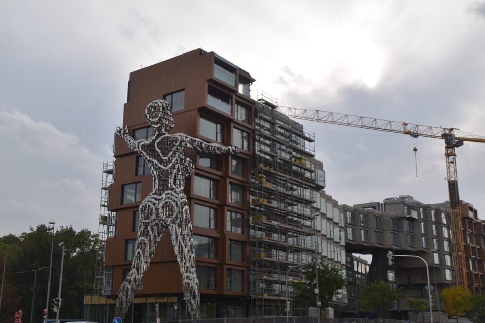 Lilith sosteniendo un nuevo edificio en Karlín | Foto: Juan Pablo Bertazza,  Radio Prague International