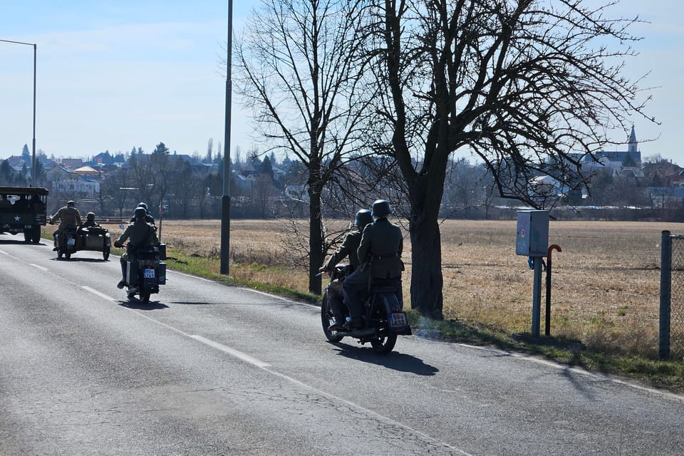 Convoy de vehículos militares históricos con motivo del 80 aniversario de la liberación y los bombardeos de Praga en 1945 | Foto: Štěpánka Budková, Radio Prague International Convoy de vehículos militares históricos con motivo del 80 aniversario de la liberación y los bombardeos de Praga en 1945 | Foto: Štěpánka Budková, Radio Prague International