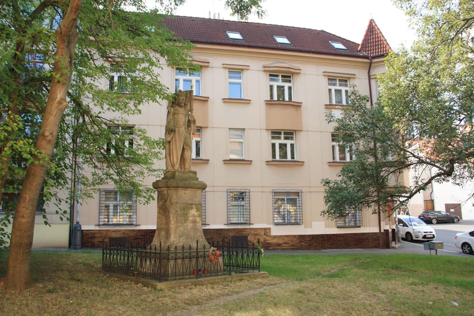 Escultura de san Venceslao frente a la finca de Kavalírka en Košíře | Foto: Barbora Němcová, Radio Prague International Escultura de san Venceslao frente a la finca de Kavalírka en Košíře | Foto: Barbora Němcová, Radio Prague International