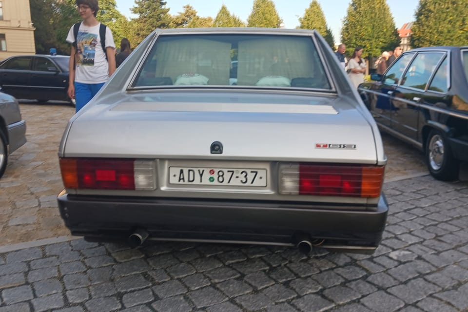 El vehículo Tatra 613-4 LONG sirvió en la Oficina del Gobierno en los años ochenta. | Foto: Lenka Žižková, Radio Prague International El vehículo Tatra 613-4 LONG sirvió en la Oficina del Gobierno en los años ochenta. | Foto: Lenka Žižková, Radio Prague International